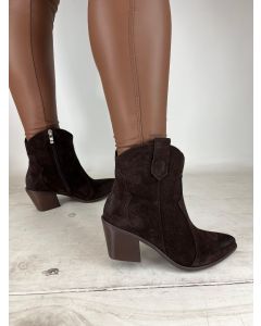 Czekoladowe kowbojki na niskim obcasie 